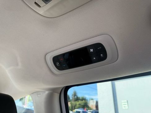 Used 2022 Chrysler Pacifica Touring-L w/ Uconnect Theater Family Group FWD image 44