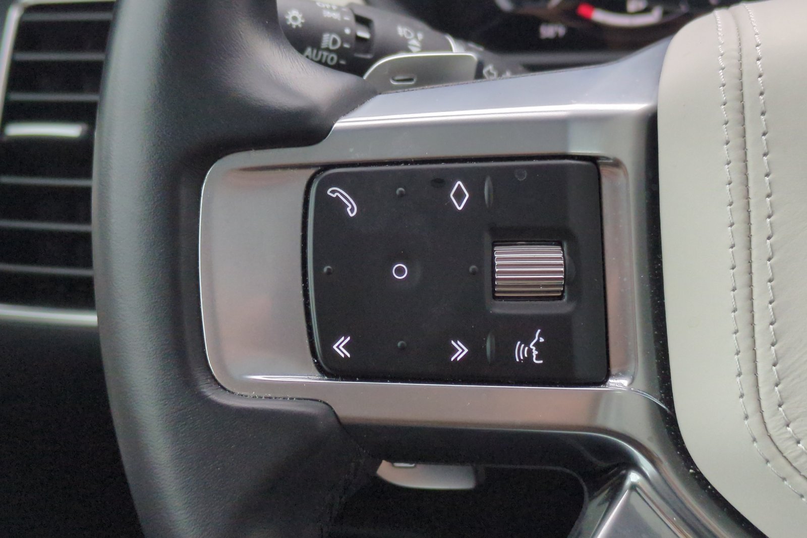 Used 2023 Land Rover Discovery HSE R-Dynamic AWD/4WD image 36