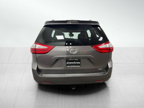 Used 2019 Toyota Sienna XLE image 6
