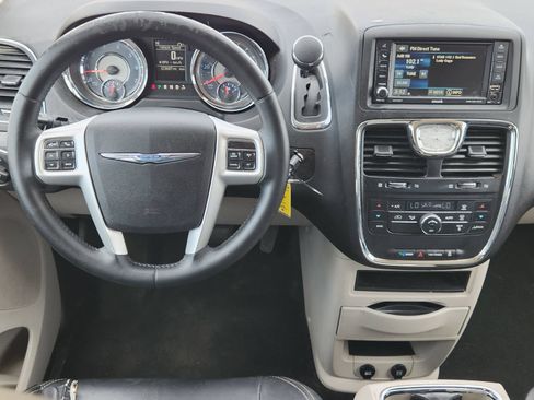 Used 2014 Chrysler Town & Country Touring FWD image 26