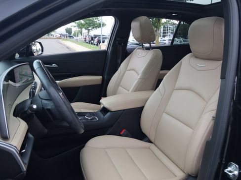 Used 2024 Cadillac XT4 Luxury w/ Cold Weather Package AWD/4WD image 34
