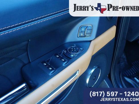 Used 2024 Ford Expedition Platinum image 17