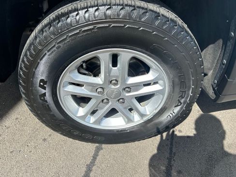 Used 2023 Jeep Grand Cherokee Laredo AWD/4WD image 32