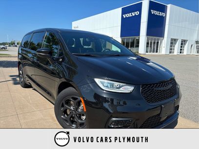 Used 2023 Chrysler Pacifica Touring-L w/ Uconnect Theater Family Group