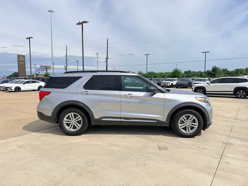 Used 2021 Ford Explorer XLT RWD image 4