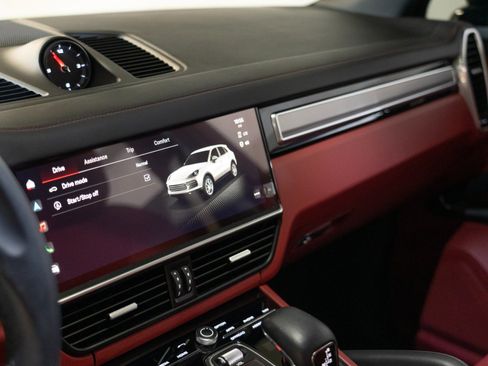 Certified 2023 Porsche Cayenne Platinum Edition AWD/4WD image 21