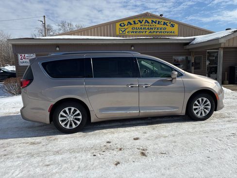 Used 2018 Chrysler Pacifica Touring-L Plus image 4