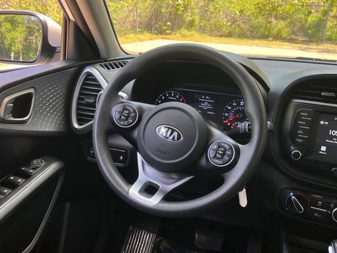 Used 2021 Kia Soul LX image 17