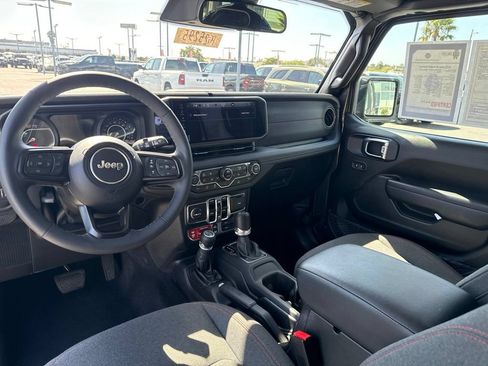 Certified 2025 Jeep Wrangler Unlimited Rubicon w/ Convenience Group AWD/4WD image 16