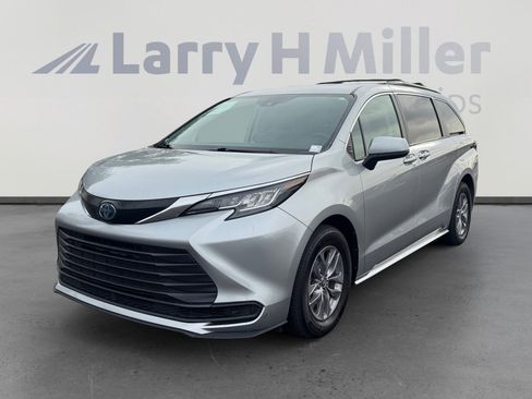 Certified 2023 Toyota Sienna LE FWD image 1