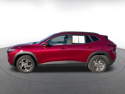 Used 2025 Chevrolet Trax LT image 8