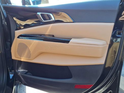 Used 2024 Kia Carnival EX FWD image 22