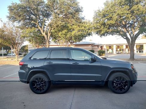 Used 2017 Jeep Grand Cherokee Altitude AWD/4WD image 2
