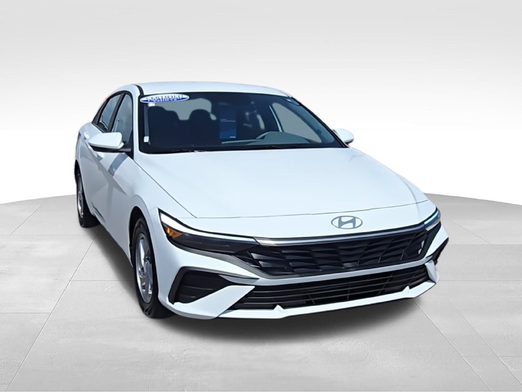 Used 2025 Hyundai Elantra SE FWD image 4