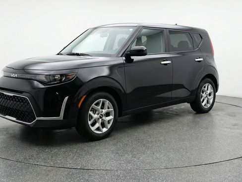 Used 2025 Kia Soul LX w/ LX Technology Package FWD image 3