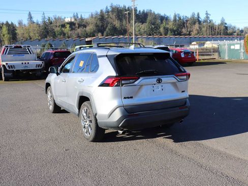Used 2019 Toyota RAV4 XLE Premium image 7