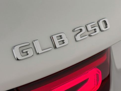 Used 2023 Mercedes-Benz GLB 250 image 9