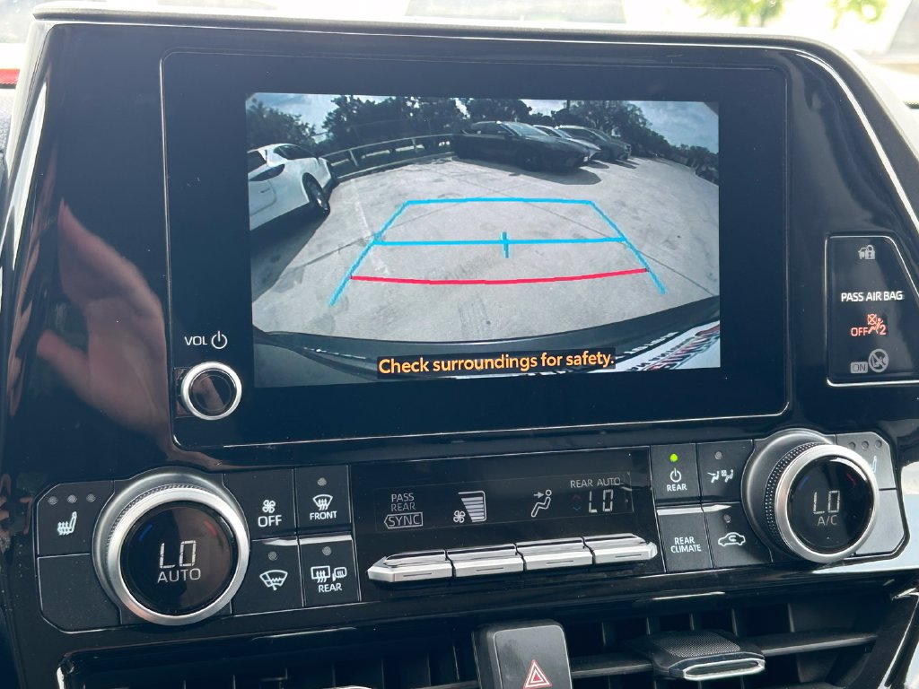 Used 2025 Toyota Highlander XLE FWD image 36