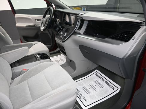 Used 2015 Toyota Sienna LE image 33