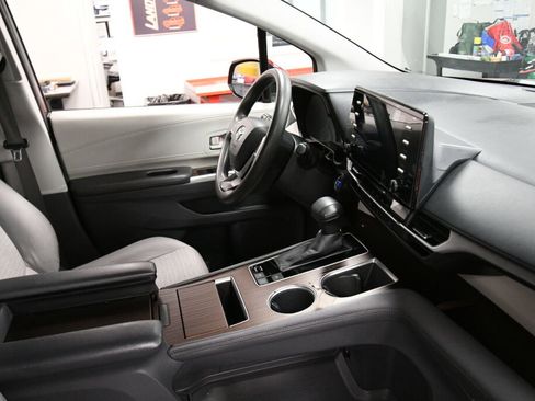 Used 2021 Toyota Sienna LE FWD image 28