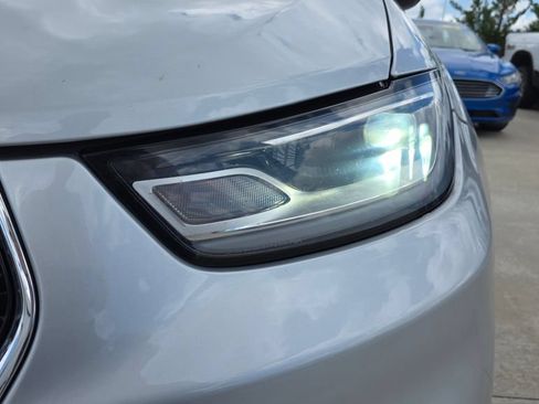 Used 2024 Chrysler Pacifica Touring-L FWD image 9