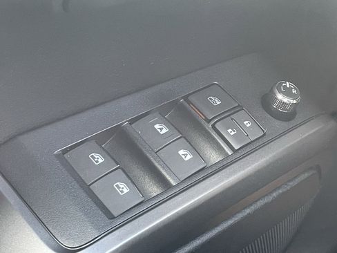 Used 2017 Toyota Tacoma TRD Sport w/ Tow Package (A/T) image 16