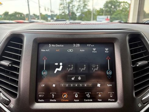 Used 2019 Jeep Cherokee Trailhawk w/ Comfort/Convenience Group AWD/4WD image 32