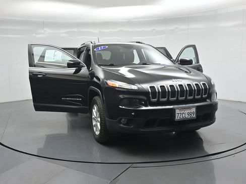 Used 2017 Jeep Cherokee Latitude w/ Trailer Tow Group AWD/4WD image 31