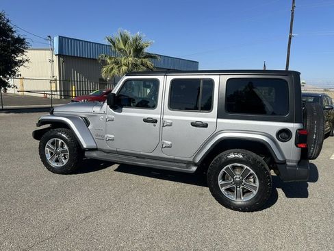 Used 2018 Jeep Wrangler Unlimited Sahara AWD/4WD image 5