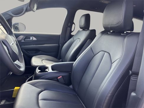 New 2026 Chrysler Pacifica Select image 9