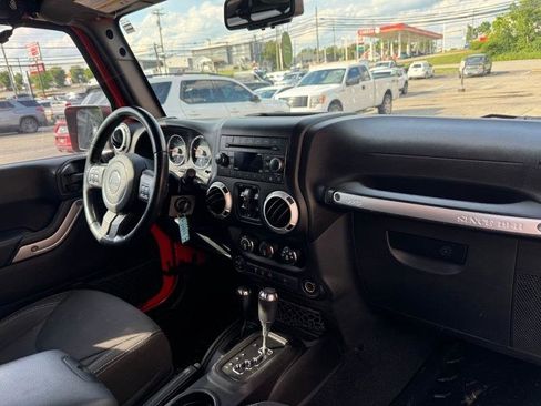 Used 2015 Jeep Wrangler Unlimited Sahara w/ Connectivity Group AWD/4WD image 10