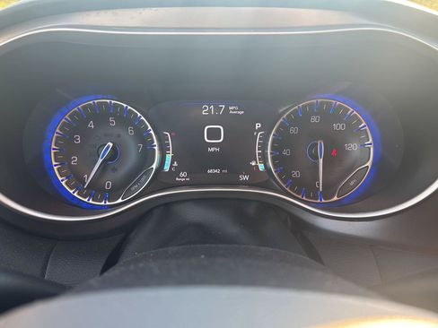 Used 2024 Chrysler Pacifica Touring-L FWD image 14