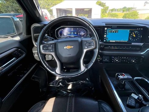 Used 2022 Chevrolet Silverado 1500 High Country w/ High Country Premium Package AWD/4WD image 9