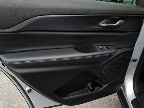 Used 2024 Jeep Grand Cherokee L Laredo image 9