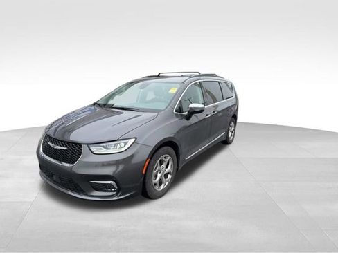 Used 2023 Chrysler Pacifica Limited FWD image 4