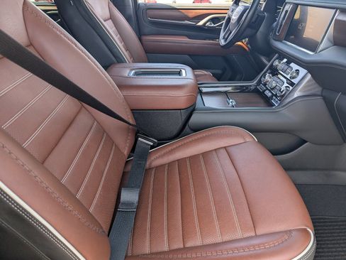 Used 2023 GMC Yukon XL Denali Ultimate image 12