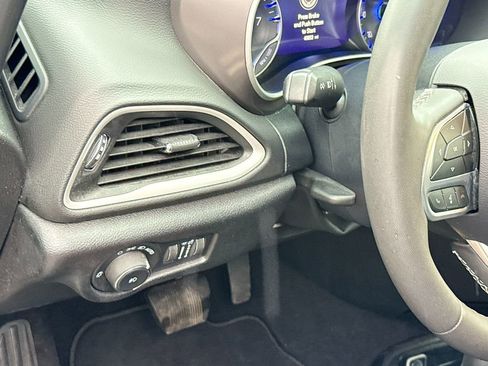 Used 2025 Chrysler Pacifica Select image 11