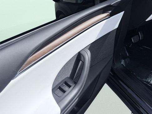 Used 2023 Tesla Model X image 19