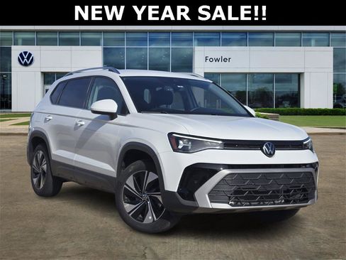 Used 2025 Volkswagen Taos SE image 1