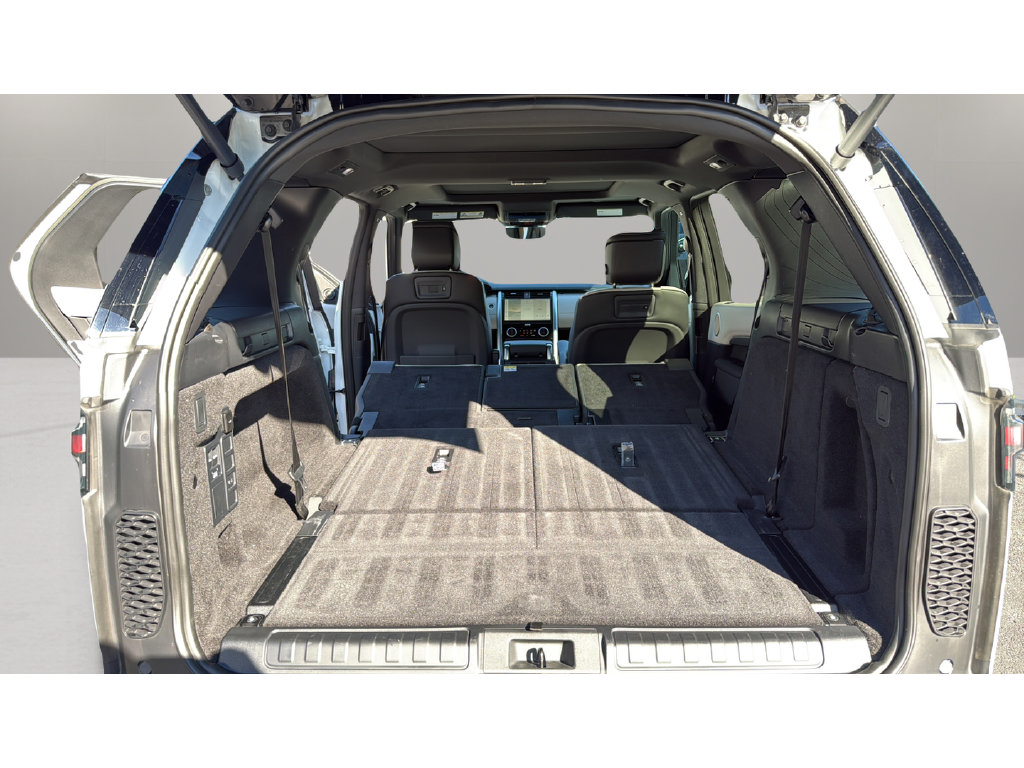 Used 2024 Land Rover Discovery Dynamic SE AWD/4WD image 32