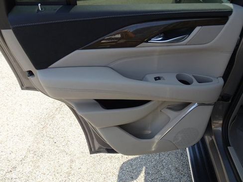 Used 2019 Cadillac Escalade Luxury AWD/4WD image 16