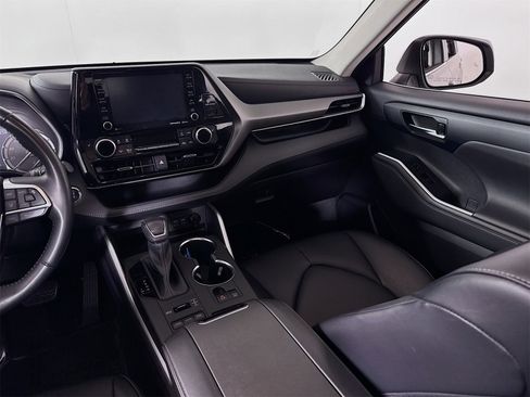 Used 2022 Toyota Highlander XLE image 20