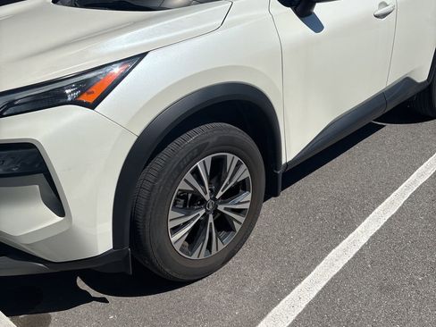 Used 2021 Nissan Rogue SV image 2