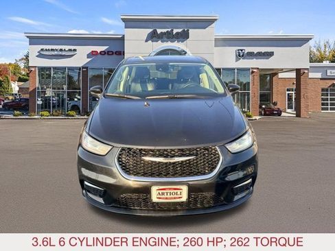 Used 2023 Chrysler Pacifica Touring-L FWD image 3
