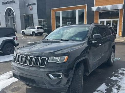 Used 2018 Jeep Grand Cherokee Laredo image 2