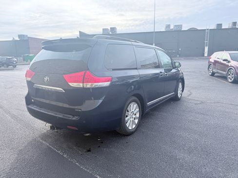 Used 2011 Toyota Sienna Limited image 5