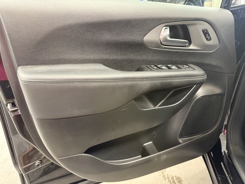 Used 2025 Chrysler Pacifica Select w/ Uconnect Theater Family Group FWD image 18