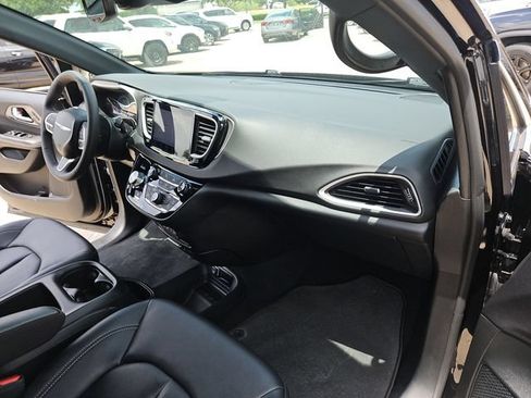 Used 2025 Chrysler Pacifica Select FWD image 25