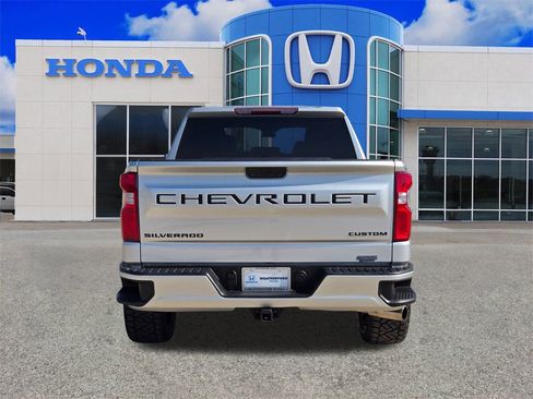 Used 2020 Chevrolet Silverado 1500 Custom w/ Custom Value Package image 4