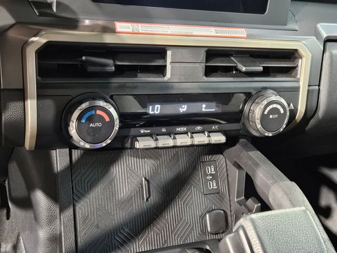 Certified 2025 Toyota Tacoma TRD Off-Road AWD/4WD image 31
